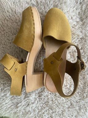 Bryr “Emma” clogs in fennel